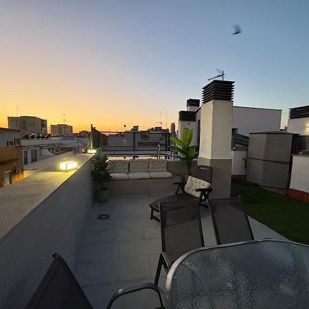 Atico Triana Con Piscina Privada Apartment Sevilla Bagian luar foto