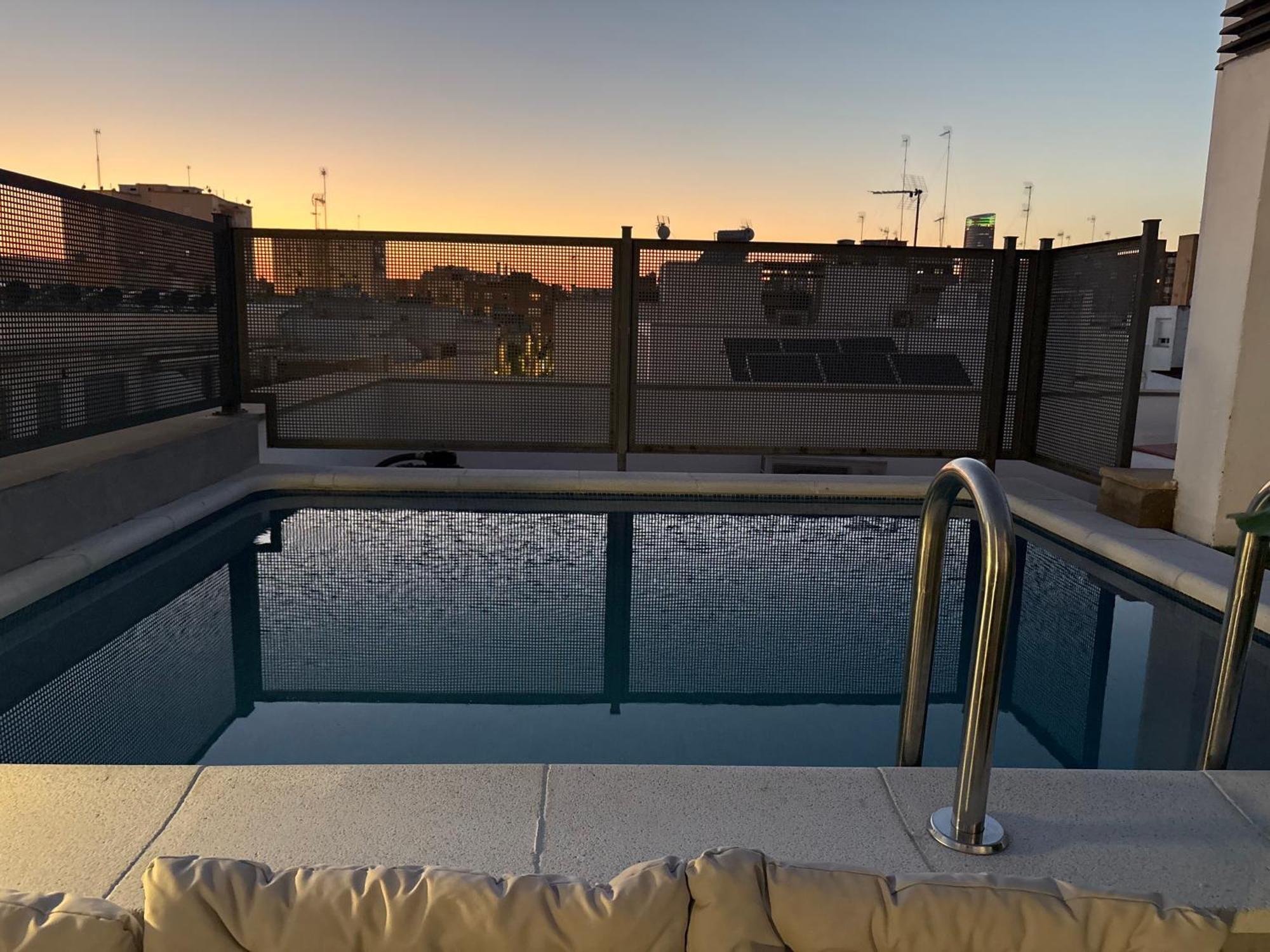 Atico Triana Con Piscina Privada Apartment Sevilla Bagian luar foto